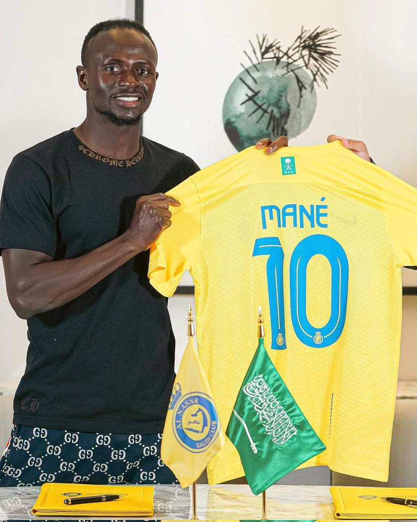 RICHTV21's tweet photo. 🚨 𝐎𝐅𝐅𝐈𝐂𝐈𝐀𝐋: Sadio Mané has been announced as new Al Nassr player! 🟡🔵🇸🇦

⭐️ Cristiano Ronaldo, Sadio Mané, Marcelo Brozović, Seko Fofana, Alex Telles, Talisca, Ospina…
Source @fabrizioromano https://t.co/LhZaQWnOw8