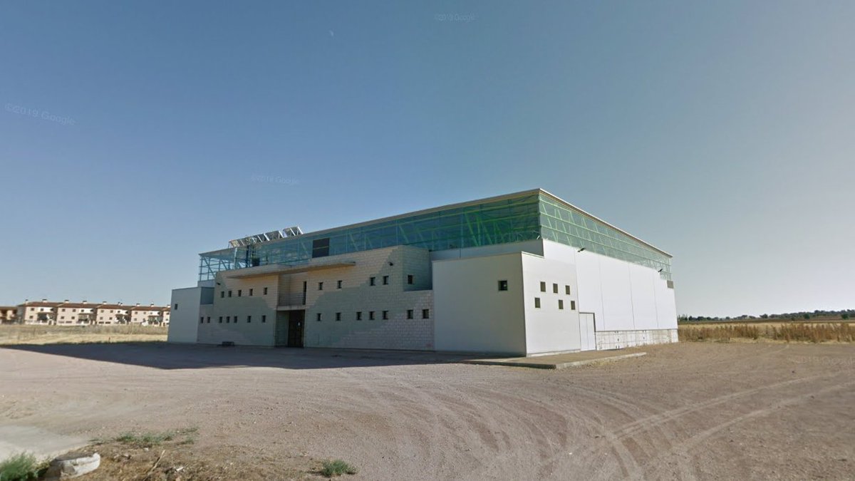 malacarasev's tweet photo. MI COSA FAVORITA DE CASTILLA LA MANCHA???? SIN DUDA QUE LOS POLIDEPORTIVO SON IGUALE https://t.co/Oq4r6XX76U