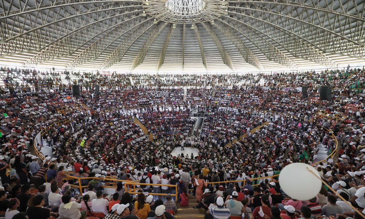 YoVoyConAdan's tweet photo. Más de 10,000 compañeras y compañeros nos acompañaron el día de hoy en la asamblea informativa de Tapachula.

#Chiapas sufrió más que ningún otro estado las consecuencias del modelo neoliberal: unos pocos se quedaron con todo, mientras el pueblo se empobreció. https://t.co/jKXp49pVrb