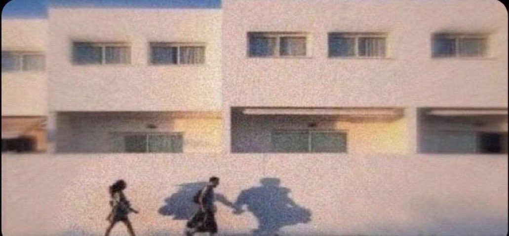 حنا بْعاد قلوب وافكار واجساد
وارواحنا متماسكين . . الايادي