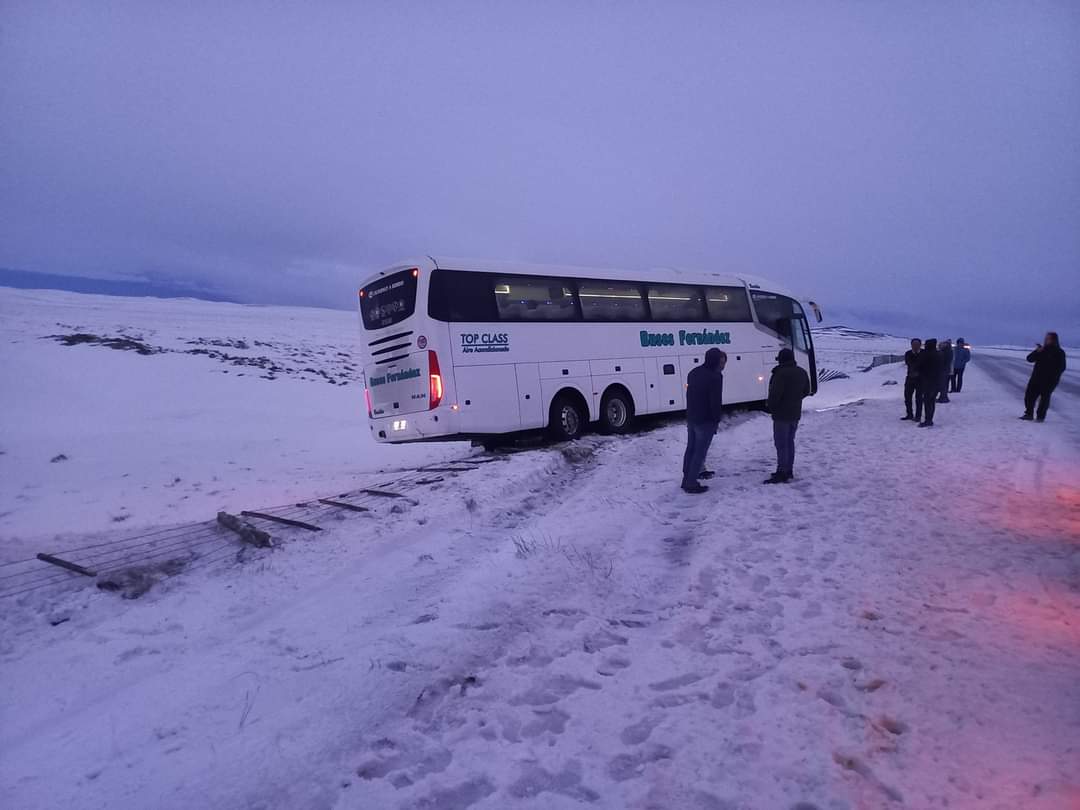 #Ahora Reportan despiste de bus interporvincial en la Ruta 9, comuna de #LagunaBlanca. Sin lesionados. Condiciones de la vía muy complicadas por hielo y viento. ·xtremar medidas de precaución. Foto: Transportistas Ultima Espranza