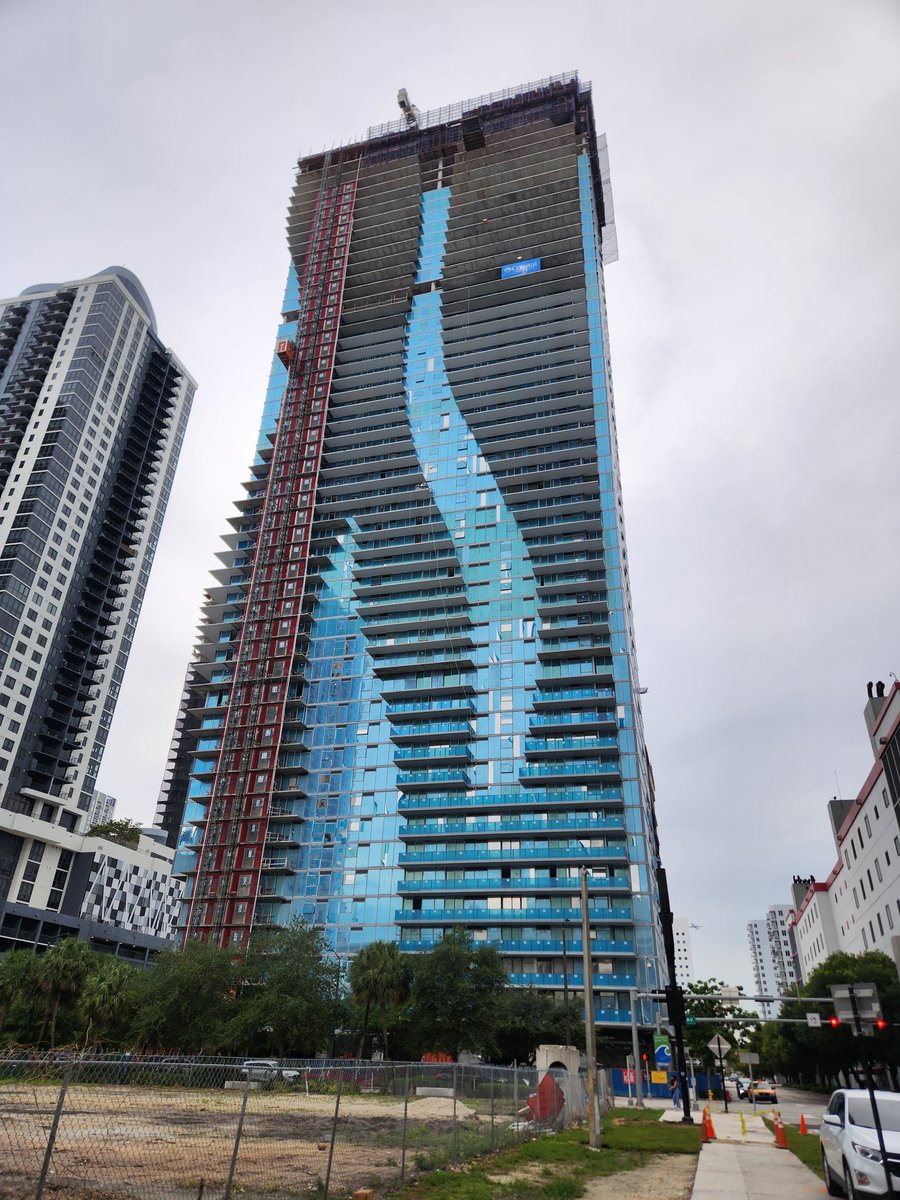 volvoshine's tweet photo. Almost topped out 👀🏗️

Also, Miami World Towers makes Caõba look 20 years old 😳😂 https://t.co/jZiJDMqXqJ