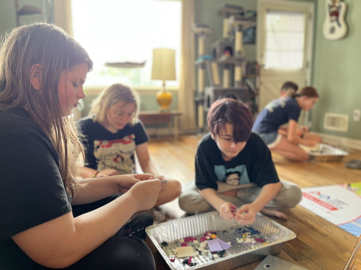 MishawakaR's tweet photo. Twin Branch #LEGO #Robotics #Mishawaka #FIRST #FLL #BuildParty #PizzaParty https://t.co/JYqcDKxRXg