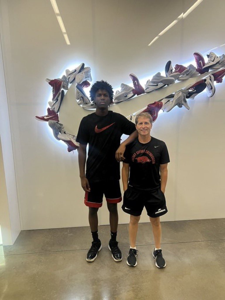 MaumelleMBB's tweet photo. 2026 6’7 PF @JordanHarris11_ at his UOV today on The Hill with @RazorbackMBB and @EricPMusselman ‼️ https://t.co/3WAM9rpFG6