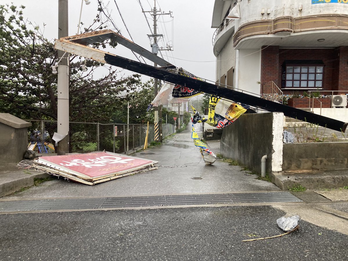 ryukyushimpo's tweet photo. 2日午前6時半すぎの西原町内です。鉄骨の看板が根元から吹き飛ばされています。 https://t.co/AGhlNmt4gf