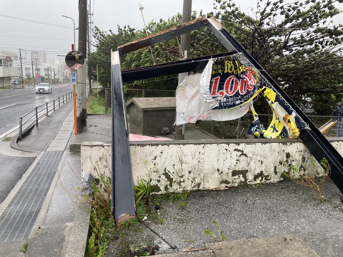 ryukyushimpo's tweet photo. 2日午前6時半すぎの西原町内です。鉄骨の看板が根元から吹き飛ばされています。 https://t.co/AGhlNmt4gf