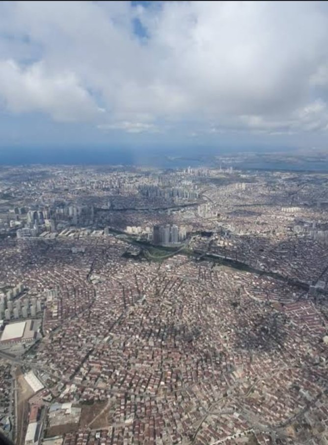 merhum_cuykov's tweet photo. Ah ulan İstanbul. Hepsi de ayrı ayrı dönemlerinin süper gücü olmuş 3 ayrı imparatorluğa başkentlik yapmış şehirdin. Seni şu hale getirenler cennet yüzü görmesin. Başka bir milletin elinde olsan dünyanın merkezi sen olurdun. https://t.co/KVyq1Cf6oO