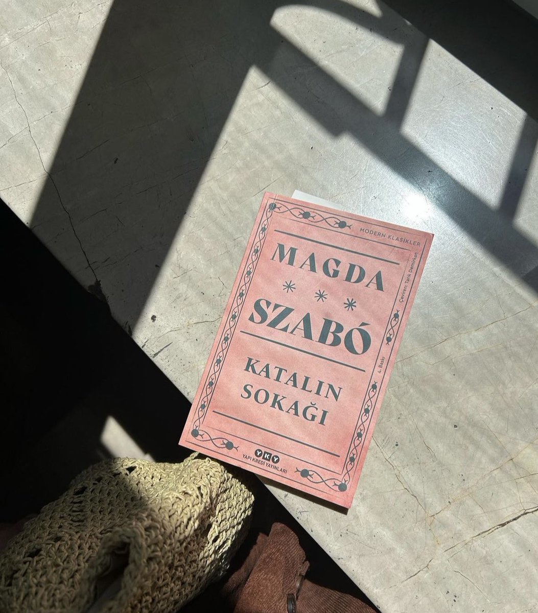 “O andan itibaren artık hayatım boyunca asla kendim olamayacağımdan adım gibi emindim. Ama zaten olanlar ve de olacaklar açısından bakıldığında bu artık anlamsız ve gereksizdi. Her şey için çok geç kalınmıştı.”