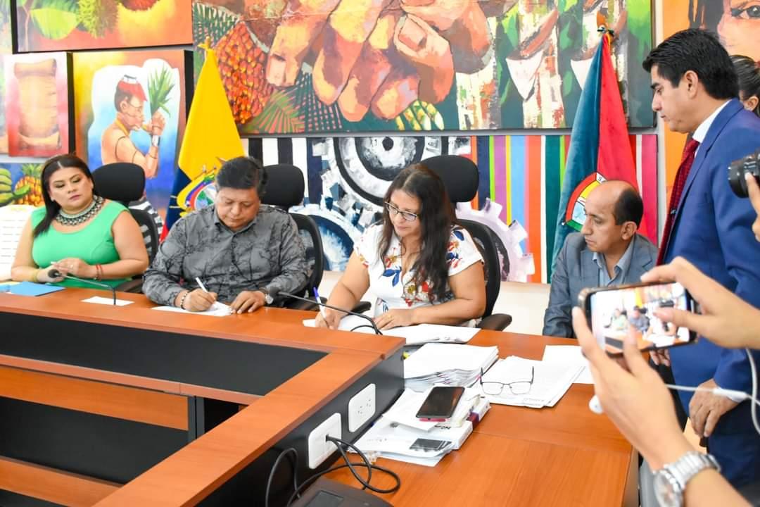 MargohodCorral5's tweet photo. Hoy firmamos el CONVENIO TRIPARTITO DE COOPERACION INTERINSTITUCIONAL entre la #FEUNASSC, #GAD Municipal y Patronato de Santodomingo de los Tsáchilas, para la atención de Laboratorio, fisioterapia, medicina y más para los 21 dispensarios del SSC de Stodomingo. Seguimos trabajando https://t.co/LtkUiRzlkf