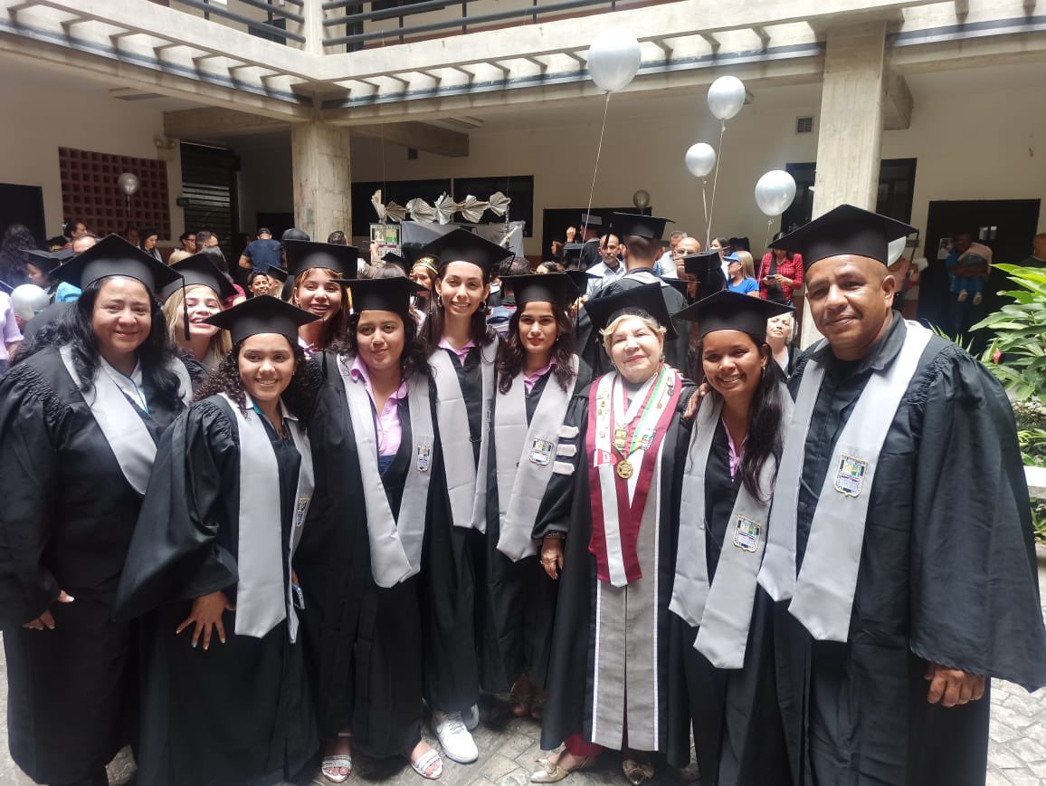 ginoidfr's tweet photo. Hoy #01Ago Marcha Triunfal FaCE UC  de nuestros graduandos en las diferentes menciones acompañando el recorrido la decana @ginoiddefranco y profesores de la Facultad.

¡Felicitaciones por este logro académico a los nuevos Licenciados en Educación! Viva la UC https://t.co/oT8V5iDpji