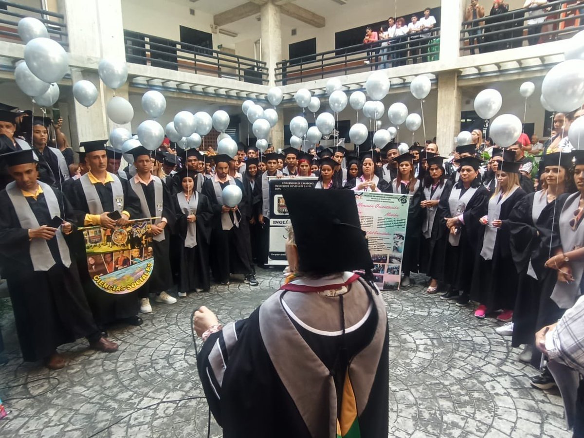 ginoidfr's tweet photo. Hoy #01Ago Marcha Triunfal FaCE UC  de nuestros graduandos en las diferentes menciones acompañando el recorrido la decana @ginoiddefranco y profesores de la Facultad.

¡Felicitaciones por este logro académico a los nuevos Licenciados en Educación! Viva la UC https://t.co/oT8V5iDpji