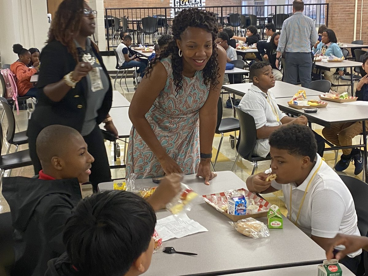 AleesiaLJohnson's tweet photo. Day 2 of #BacktoSchool brought Stops #4 and #5 of the week on the east side! Met a new 3rd grade friend and connected with great staff at @RLFrost106 and chatted up some new 7th graders at lunch at @IPS_ArlingtonMS! #TeamIPS #WatchUsWork https://t.co/KAhKrGUvye