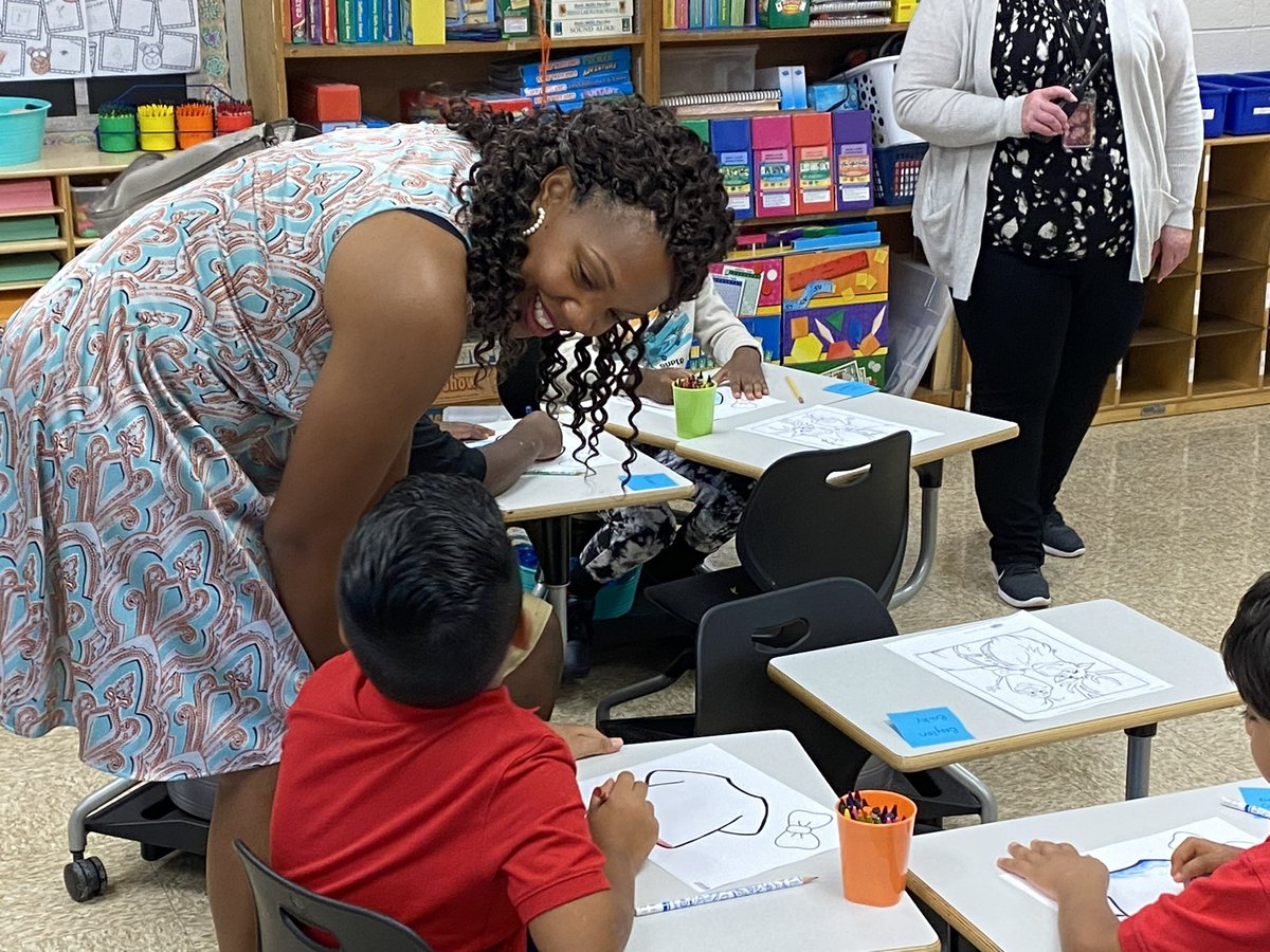 AleesiaLJohnson's tweet photo. Day 2 of #BacktoSchool brought Stops #4 and #5 of the week on the east side! Met a new 3rd grade friend and connected with great staff at @RLFrost106 and chatted up some new 7th graders at lunch at @IPS_ArlingtonMS! #TeamIPS #WatchUsWork https://t.co/KAhKrGUvye