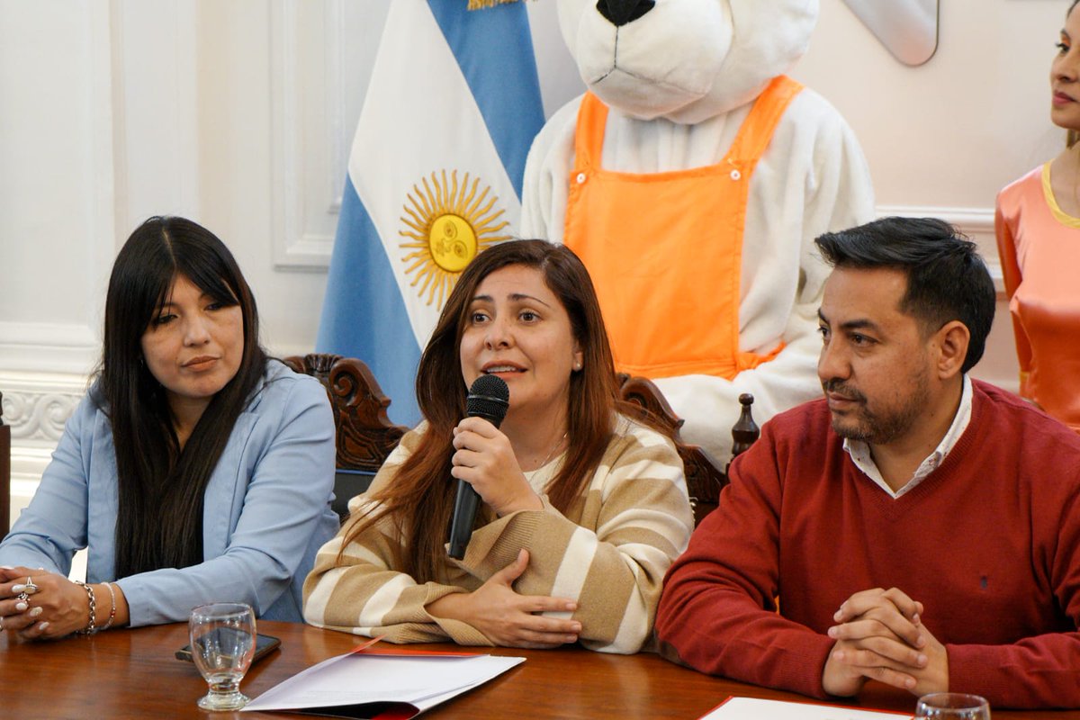 festipeques's tweet photo. ¡Se viene otro #Festipeques! 🤩
Hoy, en conferencia de prensa, presentamos lo que será el #MesDeLaNiñez con programas en vivo y shows en los parques ¡Atentis a los próximos posteos! 😊🙌 https://t.co/i2AbQxqegW