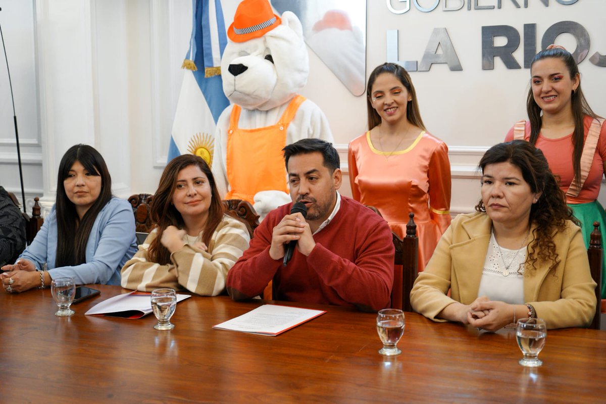 festipeques's tweet photo. ¡Se viene otro #Festipeques! 🤩
Hoy, en conferencia de prensa, presentamos lo que será el #MesDeLaNiñez con programas en vivo y shows en los parques ¡Atentis a los próximos posteos! 😊🙌 https://t.co/i2AbQxqegW