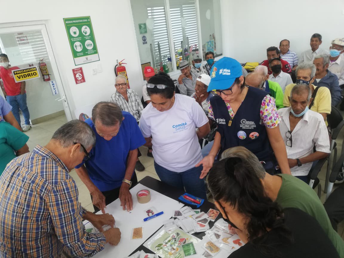 Salud_Guayas's tweet photo. Profesionales de @Salud_Ec mediante actividades lúdicas, socializan temas de #AlimentaciónSaludable a los adultos mayores que acuden al centro gerontológico del @MuniSamborondon. https://t.co/7TG7KI5fi4