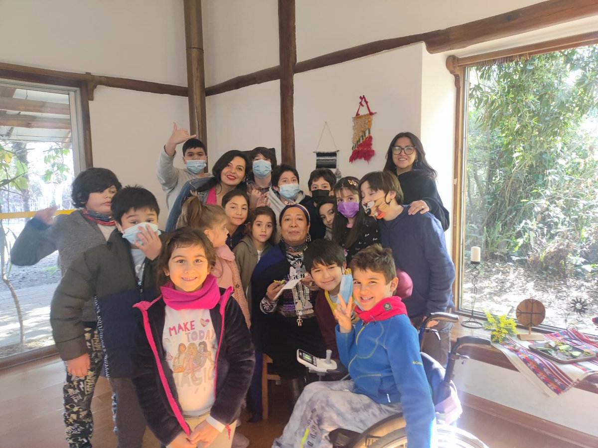 AkuchaPlateria's tweet photo. Fachiantü #Hoy compartiendo el Kume Newen de nuestro oficio como Zomo Rütrafe en Colegio Tierra Nueva #Montesori #en #Stgowarriamew #Cultura #Cosmovisión #Mapuche #niños #niñas #adolescentes #sembrar #educar #para #cosechar
😉🌱🍃🙌🏾😍🥰 https://t.co/3khduYuwKo