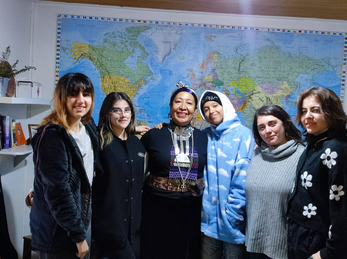 AkuchaPlateria's tweet photo. Fachiantü #Hoy compartiendo el Kume Newen de nuestro oficio como Zomo Rütrafe en Colegio Tierra Nueva #Montesori #en #Stgowarriamew #Cultura #Cosmovisión #Mapuche #niños #niñas #adolescentes #sembrar #educar #para #cosechar
😉🌱🍃🙌🏾😍🥰 https://t.co/3khduYuwKo