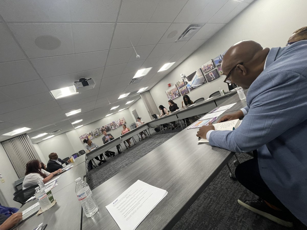 ryschofieldALZ's tweet photo. Thank You @RepDwightEvans for taking the time to hear from @alzdelval advocates. Members of the Alzheimer’s community spoke on research advancements, barriers to care and the every day work of caregivers. https://t.co/r6ZUQ72zzf