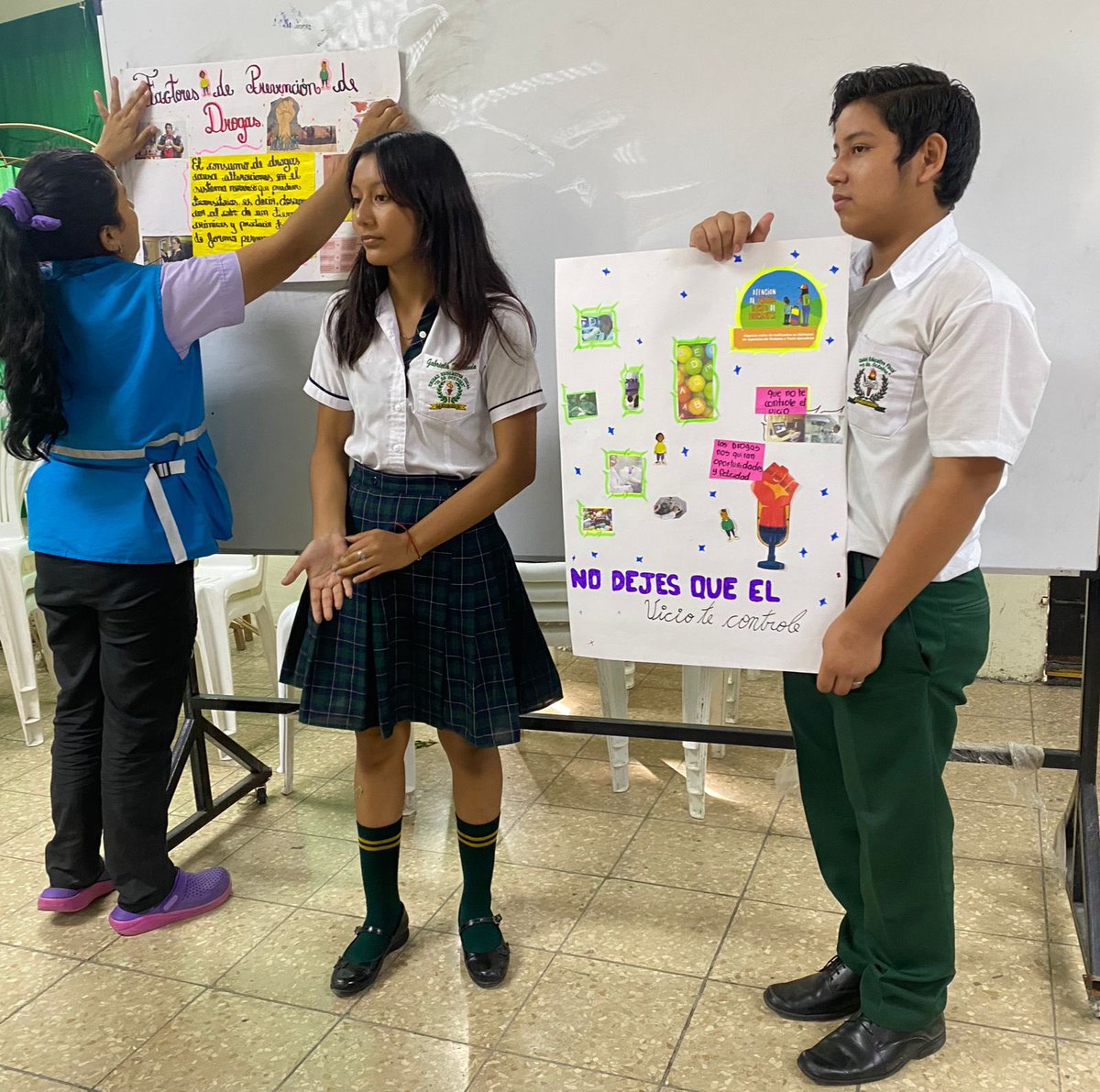 Salud_Guayas's tweet photo. #Samborondón l Directora Distrital @RuthQuinteroSa1 junto a  profesionales de @Salud_Ec realizan actividades sobre Proyecto Fortalece de intervención y  prevención integral del uso y consumo de drogas en la Unidad Educativa #31deOctubre. https://t.co/IRMgI3T9XV