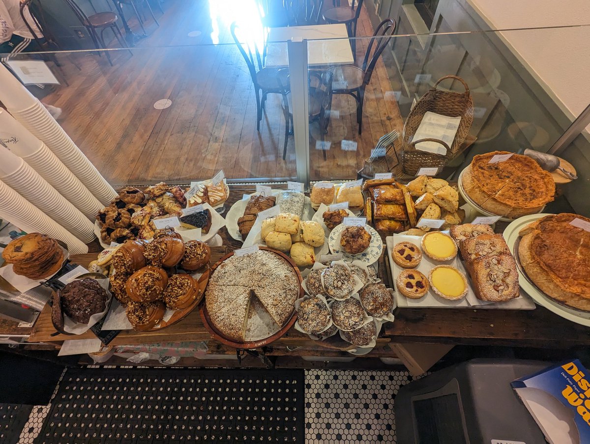 peterisaperson's tweet photo. (bonus pastry case setup pics I've been taking for reference, cuz that's a newer presentation based part of my job I'm learning to love and improve at) https://t.co/qNDSVYCCPa