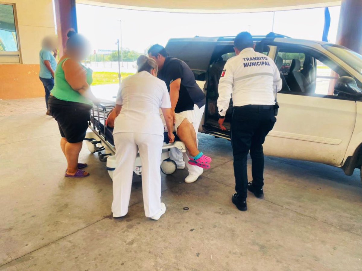 transitotorreon's tweet photo. #LaborSocial 👮🏻‍♀️
Agentes viales auxilian a persona que sufre caída y se le abandera traslado de urgencia hacia el Hospital General. En caso de requerir nuestro, no dudes en acercarte con nosotros.

#VialidadTorreón #SeguridadVial https://t.co/umT1jQSNyQ