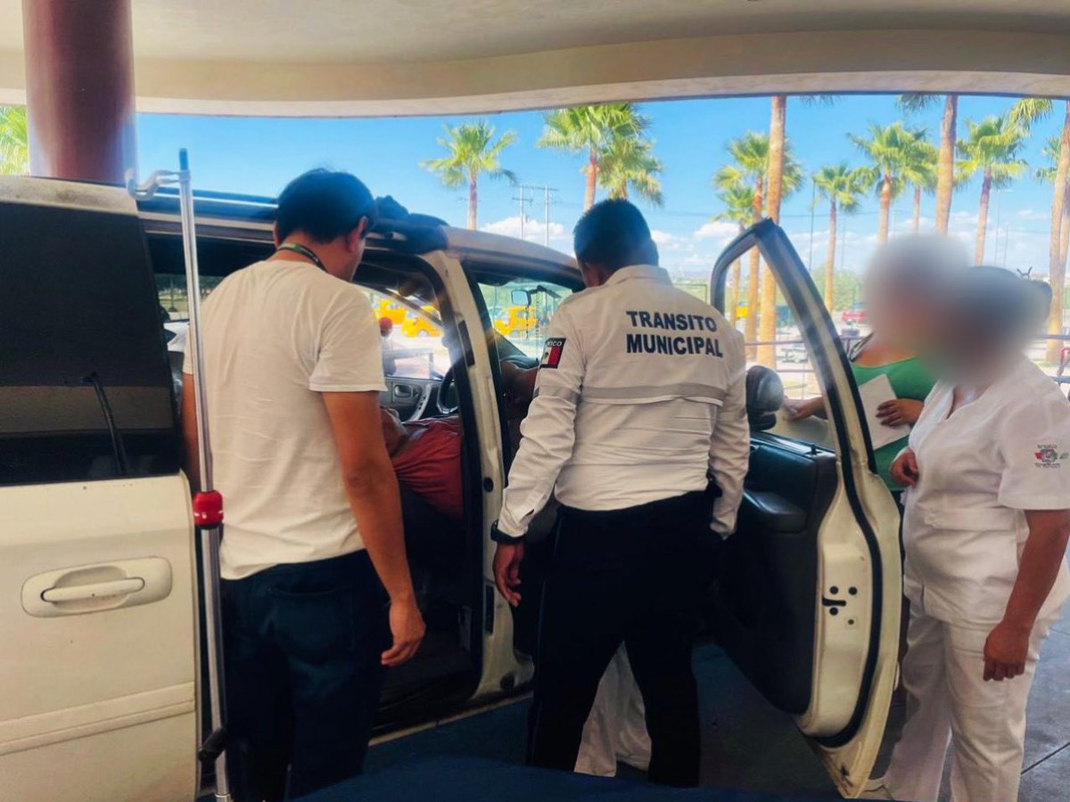 transitotorreon's tweet photo. #LaborSocial 👮🏻‍♀️
Agentes viales auxilian a persona que sufre caída y se le abandera traslado de urgencia hacia el Hospital General. En caso de requerir nuestro, no dudes en acercarte con nosotros.

#VialidadTorreón #SeguridadVial https://t.co/umT1jQSNyQ
