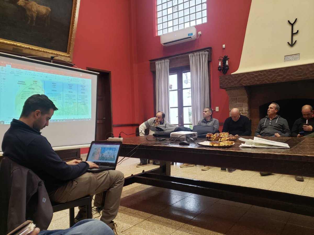 Junto a los semilleros intercambiamos sobre híbridos de maíz 🌽
#innovacion #genética

👏Gracias por el apoyo <a href="/NideraSemillas/">Nidera Semillas</a>, SPS <a href="/LaTijeretaMaiz/">La Tijereta Maíz</a> <a href="/PioneerSemillas/">Pioneer Semillas</a> <a href="/stinesemillas/">stinesemillas</a> , <a href="/BrevantSemillas/">Brevant Semillas</a>, ACA, NORD, <a href="/DekalbArgentina/">DEKALB Argentina</a>, <a href="/BASF_Agro_ARG/">BASF Agro Argentina</a> <a href="/advantaseedsarg/">Advanta Semillas Arg</a> <a href="/Sem_Illinois/">Semillas Illinois</a>