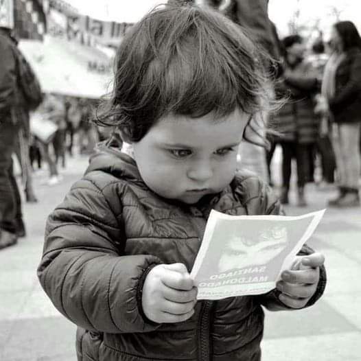 LOS OJOS DE SANTIAGO, LOS OJOS DE AMELIA
Diego Cabrera es fotógrafo, vive en Mar del Plata y cubrió la marcha que exigía la aparición con vida de Santiago Maldonado, a un mes de su desaparición forzada el 1 de agosto de 2017. Diego también es papá, esa tarde capturó una imagen de