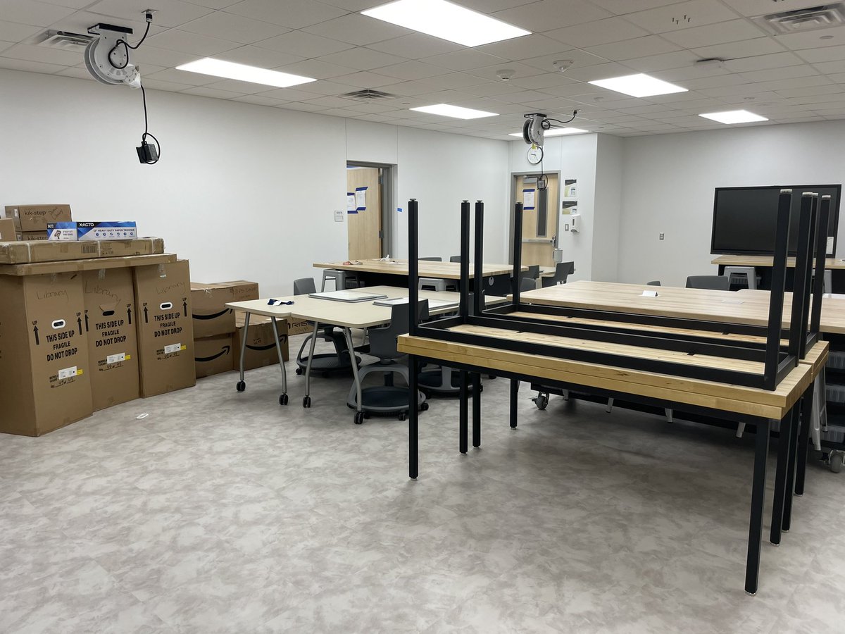 WGHS_LAIR's tweet photo. 8:00am vs 3:00pm - making progress and so many great things to come! #PISDLibraries https://t.co/H4kvHqAJ86