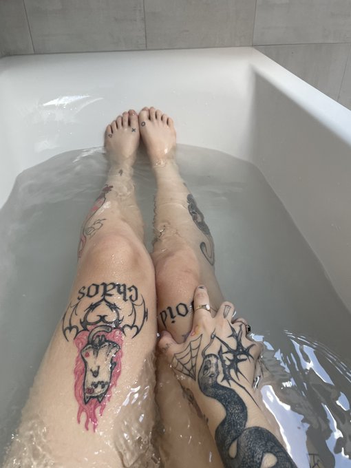 Like if u agree tattoos are hot https://t.co/TdyfUH4Xy8