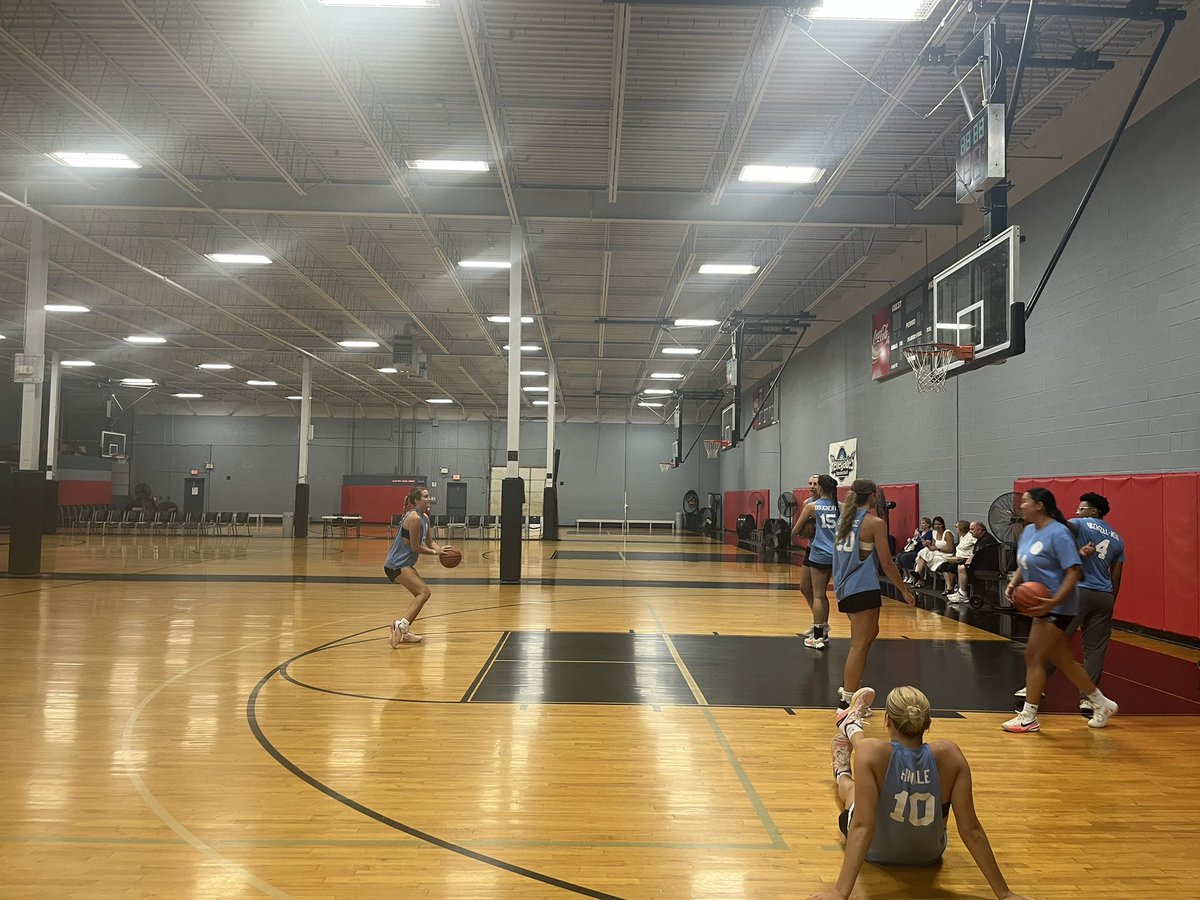 Championship night at the Philadelphia/Suburban Women's Summer Basketball League
Sky Blue (Holy Family), facing Pink (Alumni) for league title

Alums... er, Slayers ...won it last year