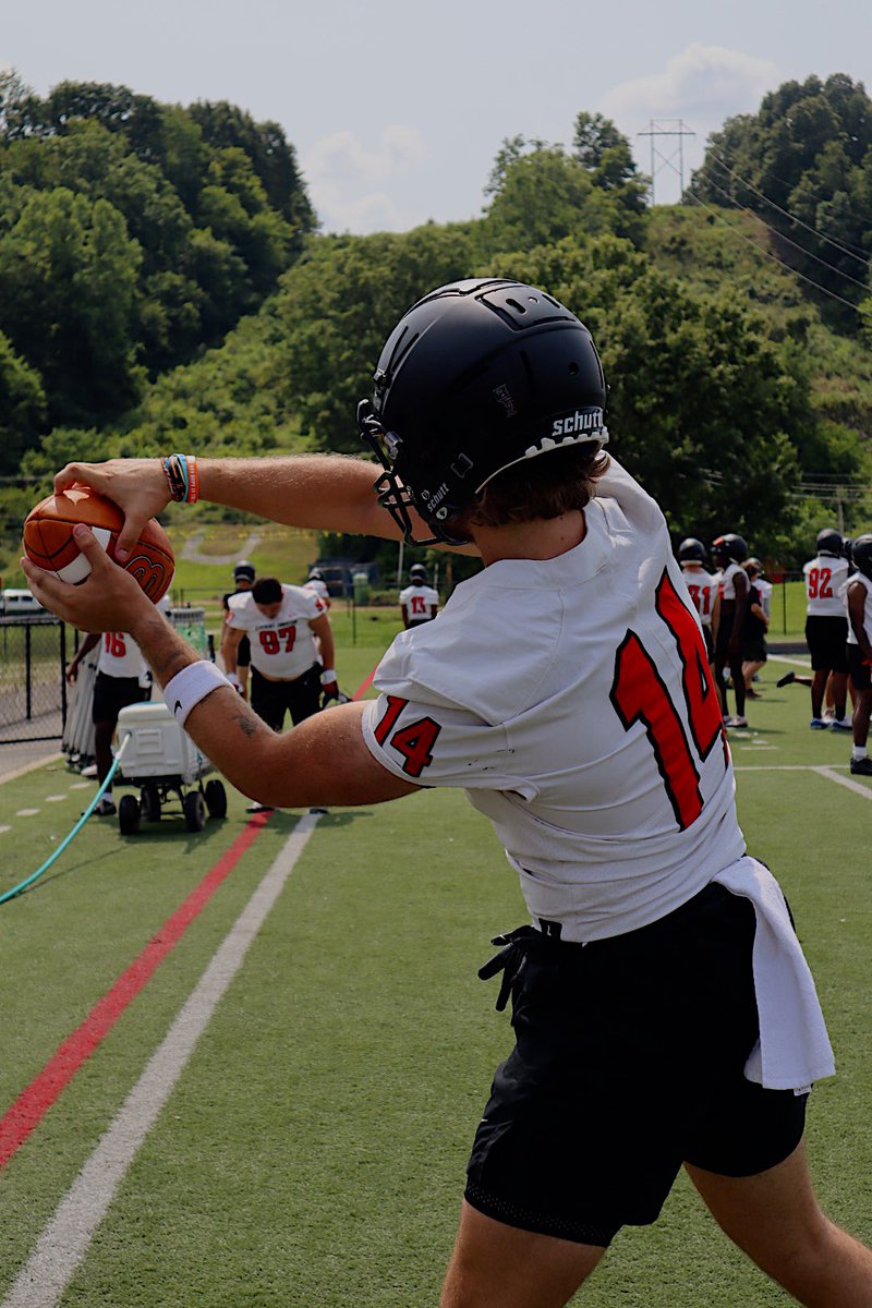 GoKnightsFB's tweet photo. First practice, let’s get it! 💪🔴⚫️
#TOI #FAMILY #ArmorUp⚔️ https://t.co/gnKtNu0MX6
