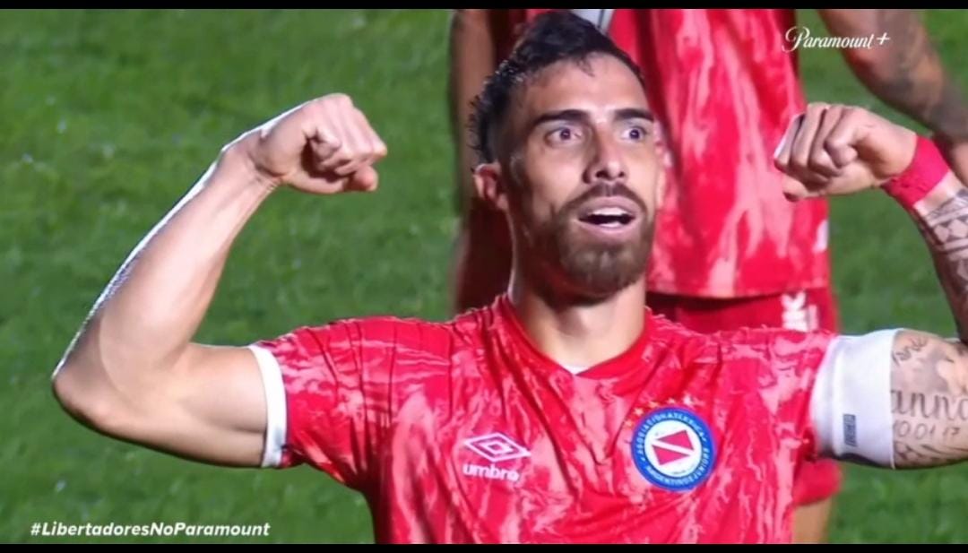 memessCRF's tweet photo. simplesmente em noite de LIBERTADORES o cara faz gol no fluminense e mete a comemoração do gabigol 
KKKKKKKKKKKKKKKKKKKKKKKKKKKKKKKKKKK
ESSE CARA SABE MUITO!! https://t.co/y0u6jRgXjk
