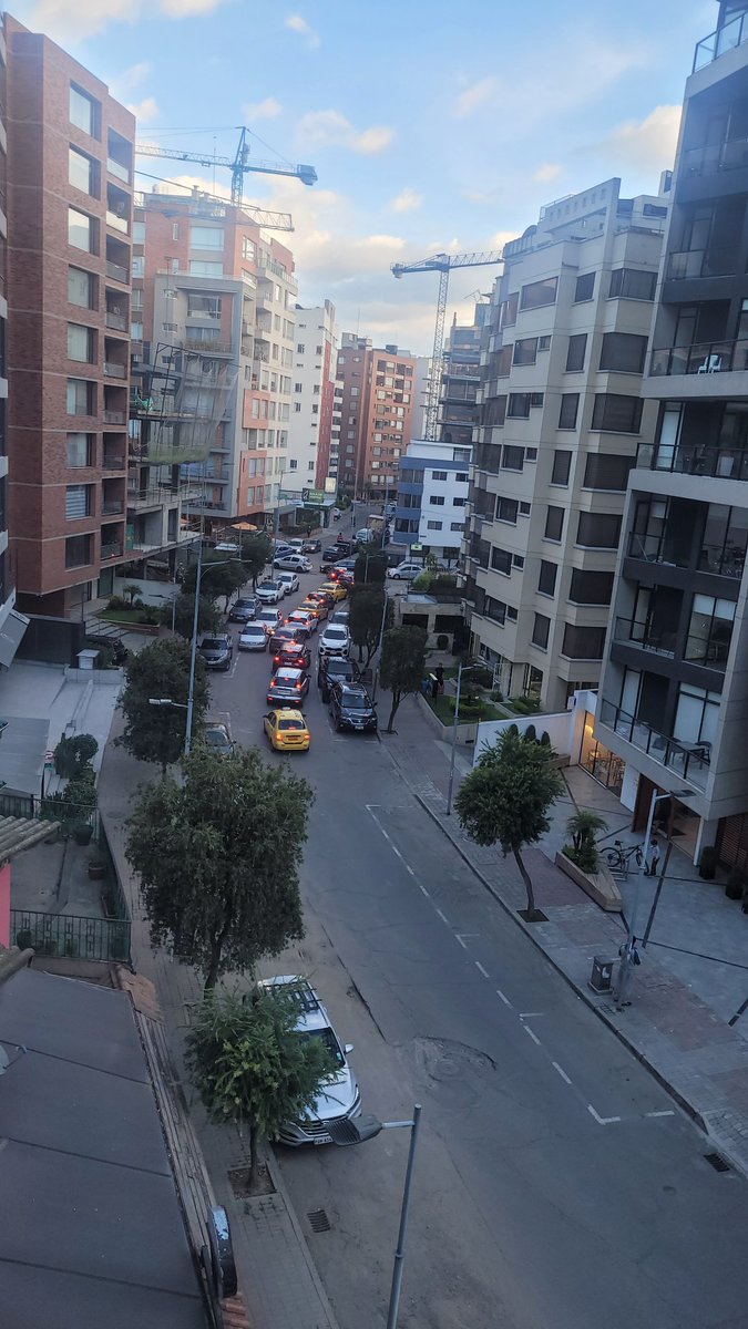ramiguero's tweet photo. @AMT_Quito señores esto es un desastre de movilidad.  Como está cerrada la República de El Salvador en su tramo sur-norte (entre la Moscú y la Irlanda) a diario, varios vehículos invaden vía y no hay ningún agente de control o señalética de alternativas de movilidad. https://t.co/OuCyVpjbgs