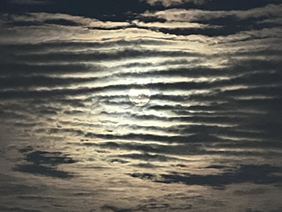 Bulan di jalur Awan di Kota Damansara selepas solat subuh pagi ini.
Indahnya ciptaan ilahi