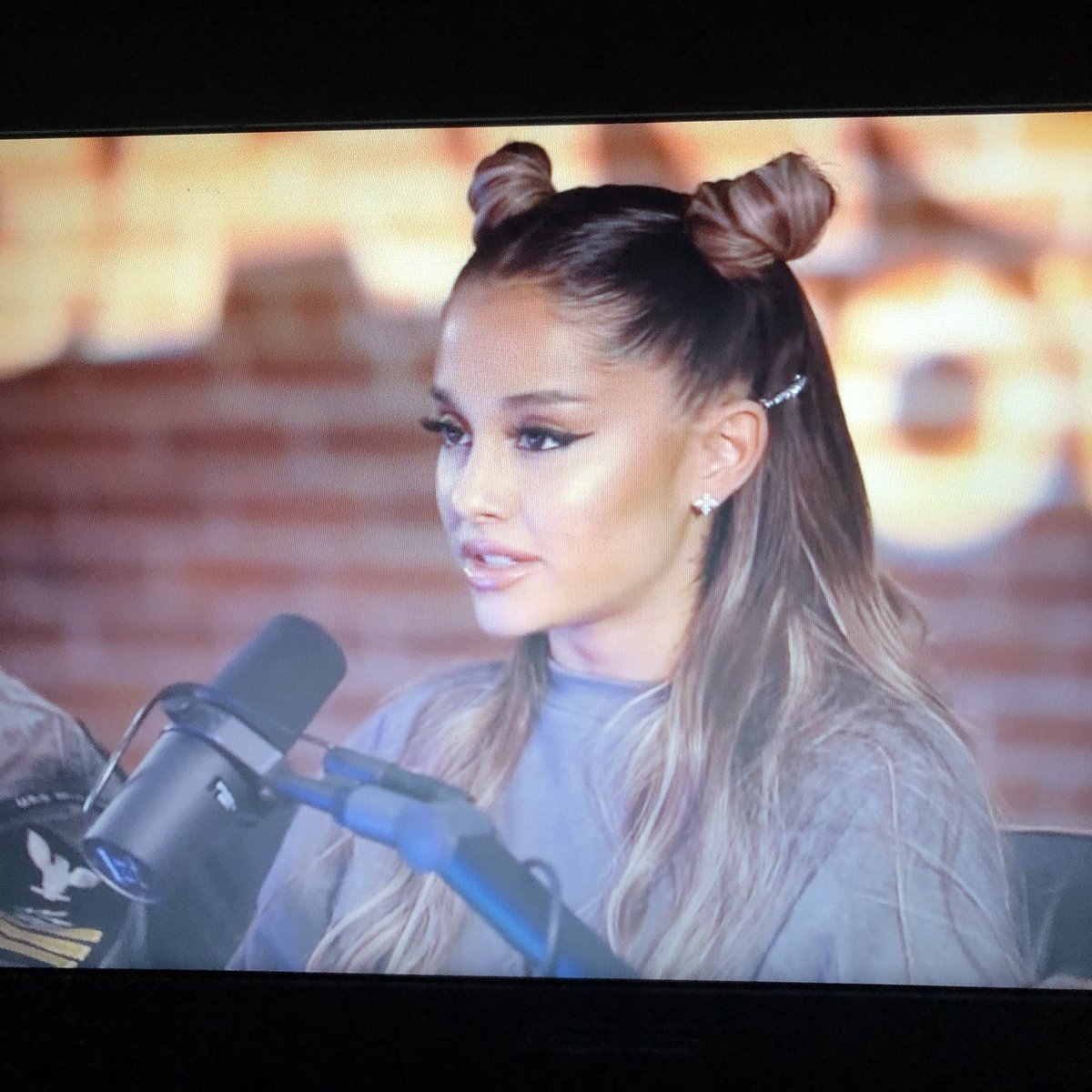 theegrandeheels's tweet photo. I would listen to her for hours https://t.co/5WwbMUaUUR