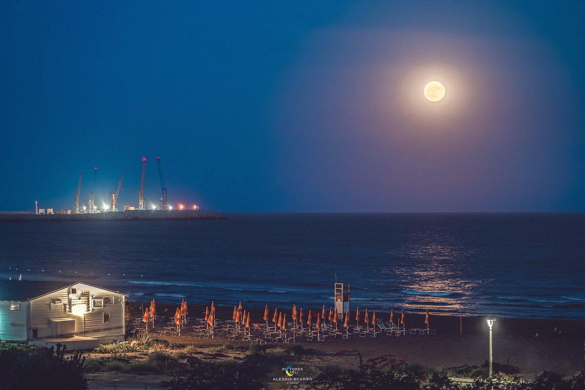 “Contemplare è un modo di prendersi cura. È demolire tutto ciò che in noi assomiglia a un’avidità, o anche a un’attesa o a un progetto. Guardare e commuoversi per l’assenza di differenza tra ciò che vediamo e ciò che siamo”. 
(C. Bobin) 

#sturgeonmoon #maganuco