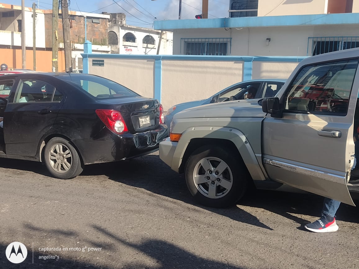 ChismitoJarocho's tweet photo. #ChismitoJarocho TRÁFICO FLUIDO 📸 4:44 pm #ReporteVia Cuidado, choque en Calzada de la Armada de México / Salvador Díaz Mirón y Lafragua en el puerto de Veracruz. @AyuntamientoVer @PatyYunes #VeracruzCiudadYPuerto #PaTiPalPuerto #VeracruzPuerto #Veracruz2023 #Jarochos @vialver https://t.co/bmzSTSHnNK