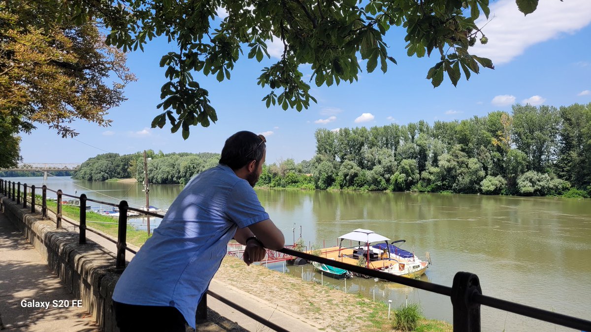 Sırbistan, Zenta/Senta. Tarihimizde Zenta Faciası olarak geçen muharebenin yaşandığı alana dikilen anıt ve Tisa Nehri. Tisa ve çevresi 30 bine yakın şehidimizi bağrına aldı 11 Eylül 1697'de. Rabbim şehadetlerini makbul buyursun. (18/07/2023)