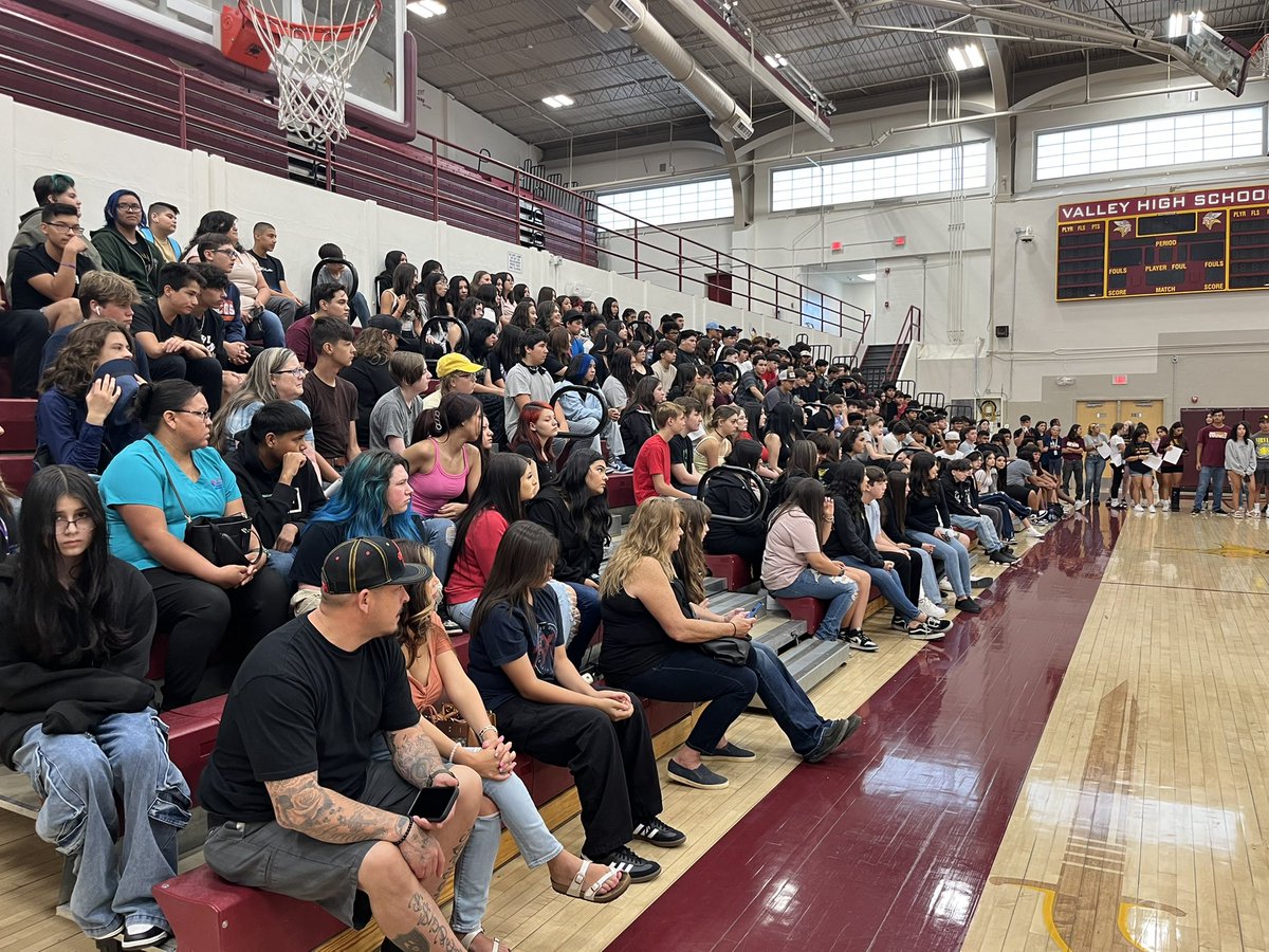 VikingsVhs's tweet photo. 9th Grade jumpstart was a blast!  We are happy you came today, Freshman! Thank you student volunteers for giving tours, etc. Go Vikings! @ValleyFB54 @EtFatVHS @ValleyHighScho6 @VikingDECA https://t.co/v6BnjvNATo