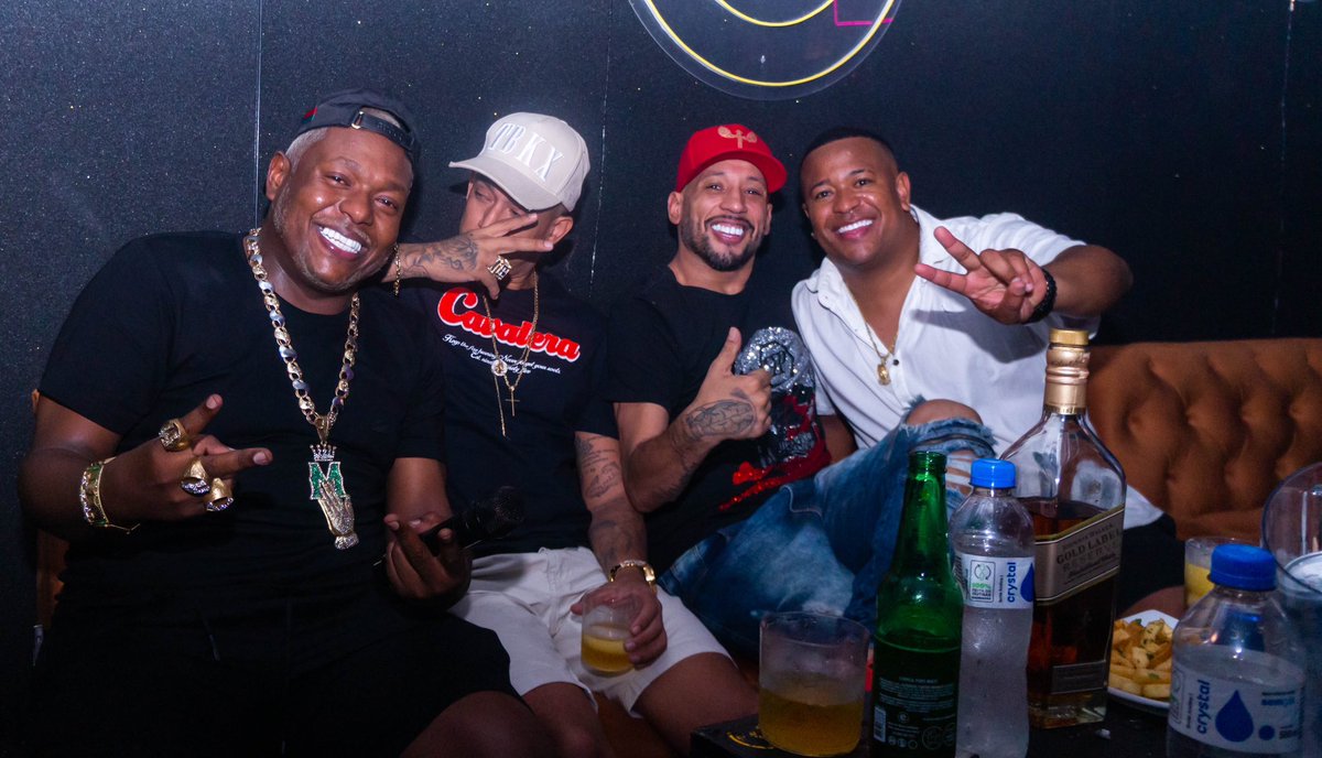 Em um dia estou assistindo show dos deles la no público no outro estou ouvindo conselhos e dividindo o palco com esses caras que são minha referência no funk. Brabos foto tirada na sexta feira que vai ficar marcado na história obrigado pelo papos de futuro rapaziada ❤️