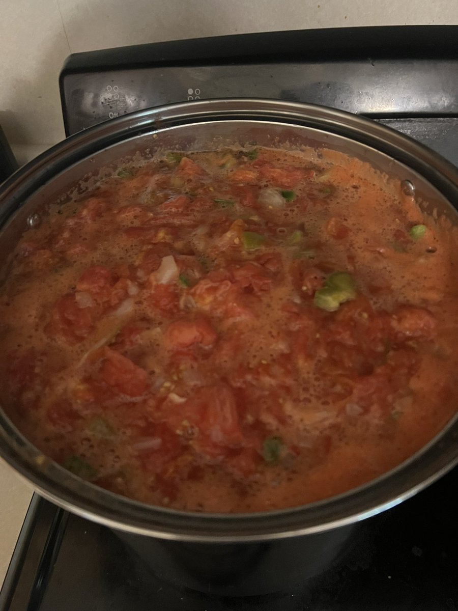 VictoriaPavon98's tweet photo. Did some canning/cooking with mom today! We turned our tomatoes into spaghetti sauce! 🍝
#SCEsummerfunbingo https://t.co/NN7v4tiHSl
