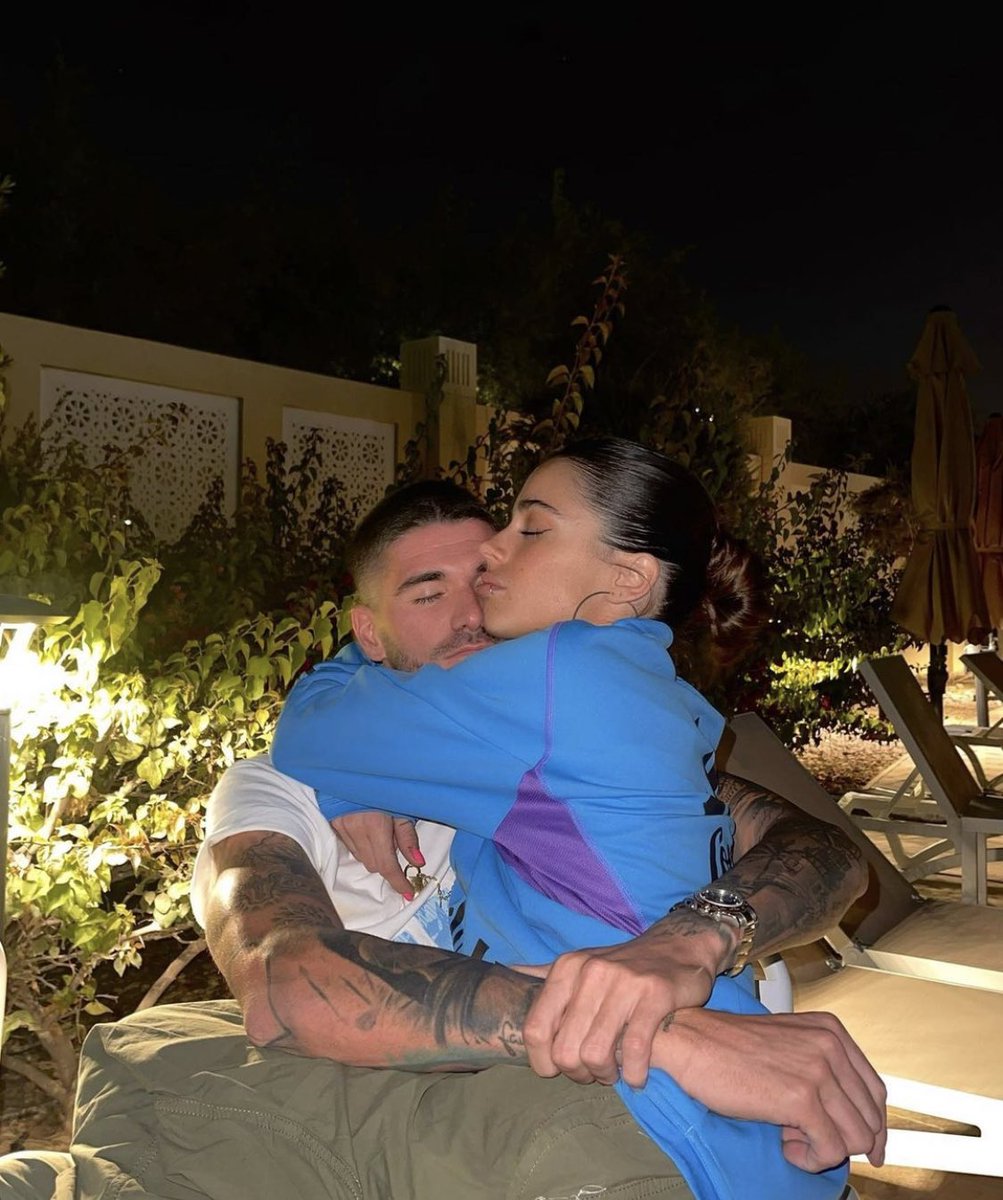 ilysto3ssel's tweet image. el siempre va hacer el que la acompaño en sus conciertos más importantes, y ella siempre será la que lo acompaño cuando ganó la copa del mundo.❤️‍🩹