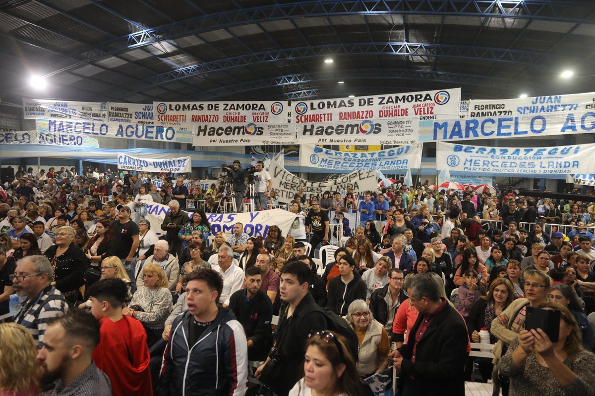 JSchiaretti's tweet photo. Es una alegría visitar el conurbano bonaerense junto a los candidatos a diputados de la provincia de Buenos Aires, @chicheduhalde y @TOPOarg. Nosotros expresamos la voluntad del pueblo argentino de superar las dificultades y de hacerlo trabajando, dándole un futuro a sus hijos. https://t.co/70H0hIILuI