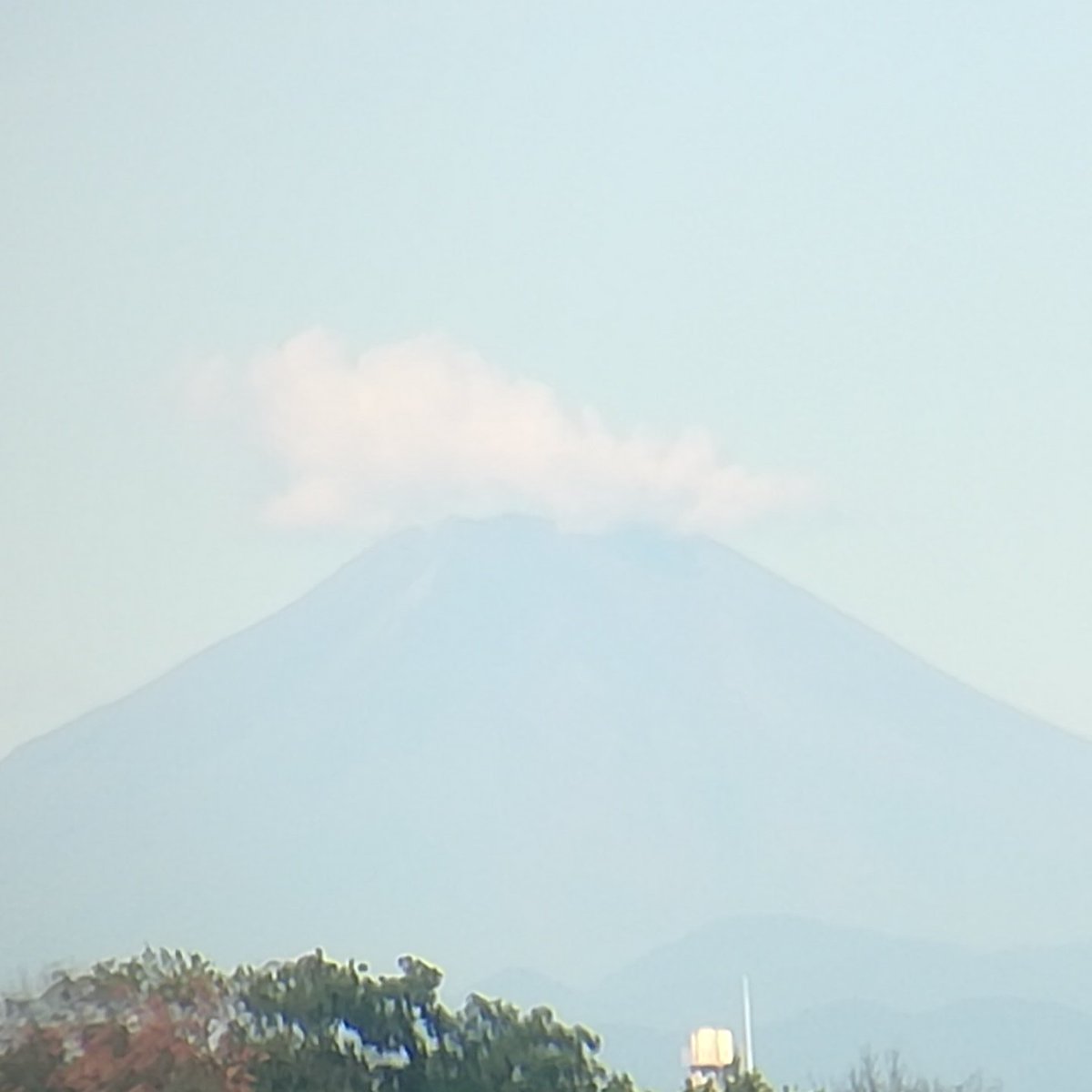 takopon59699683's tweet photo. 夏雲
地域によって⚠️🔥熱中症アラートが出ているようです。
アラートが出ていない地域でも熱中症にはご注意ください。
#summerclouds #notane ruption #Mt.Fuji https://t.co/aLNOaJGiSM