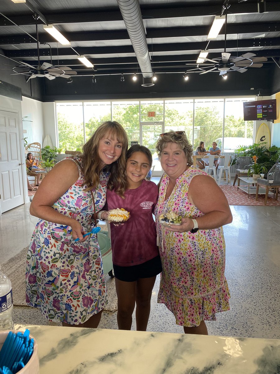 We stopped for a quick treat at Sol Bowls on Emerald Isle and found another Wildcat, Evie, lending a hand 💚🤍#WildAboutWhiteOak