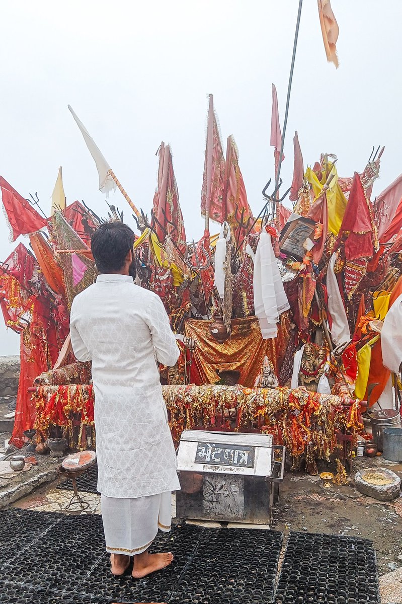 shubambillowria's tweet image. fourth somwaar of sawan! 🕉️

#manimahesh #kailashyatra
#HarHarMahadevॐ