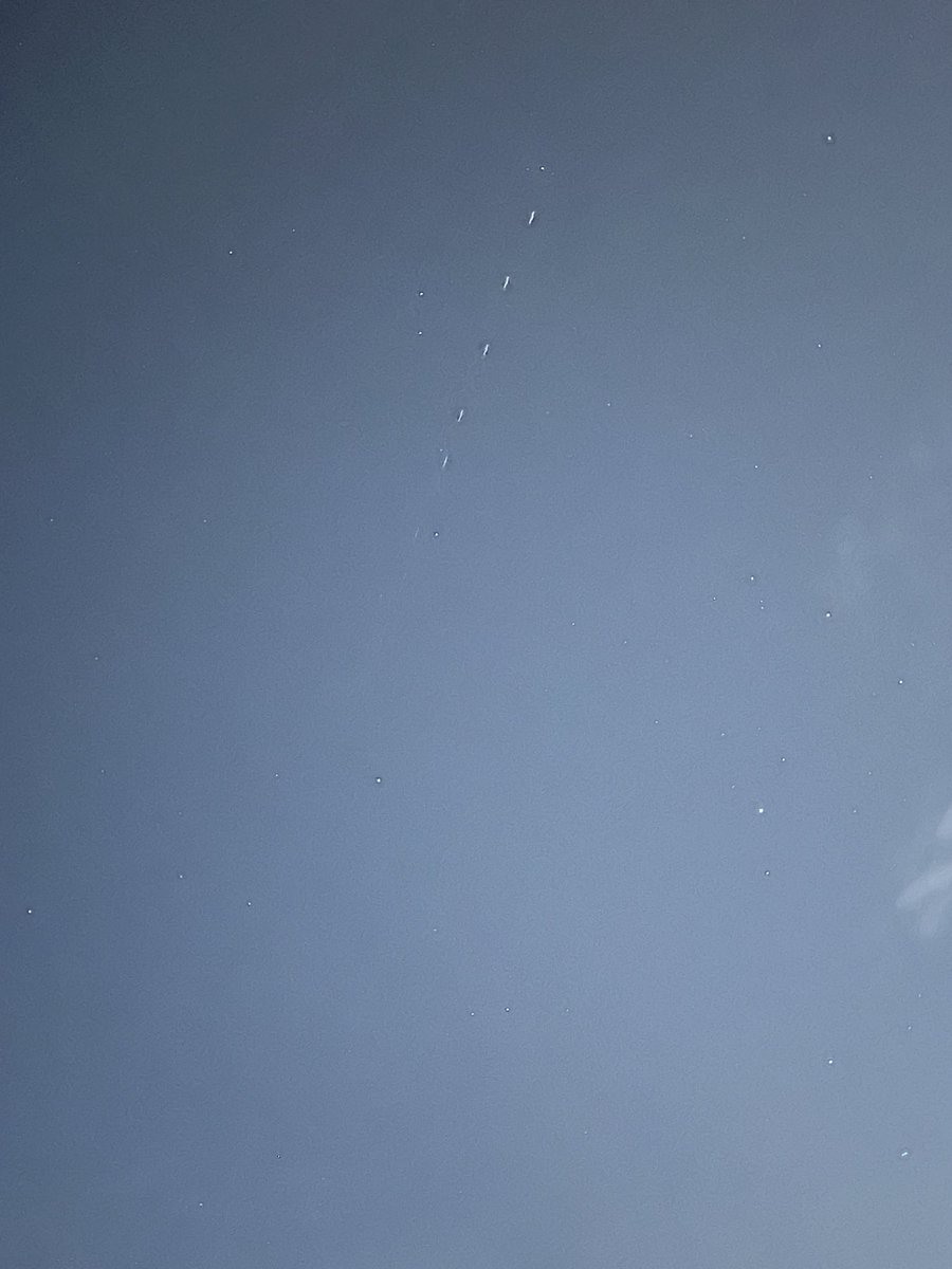 Eweeezy's tweet photo. Tucson eastern sky, about 10-15 star sized dots moving in line up and out of our area.  Bad pic, did anyone else see it?  Around 8:45pm https://t.co/s0qdno2Ddm