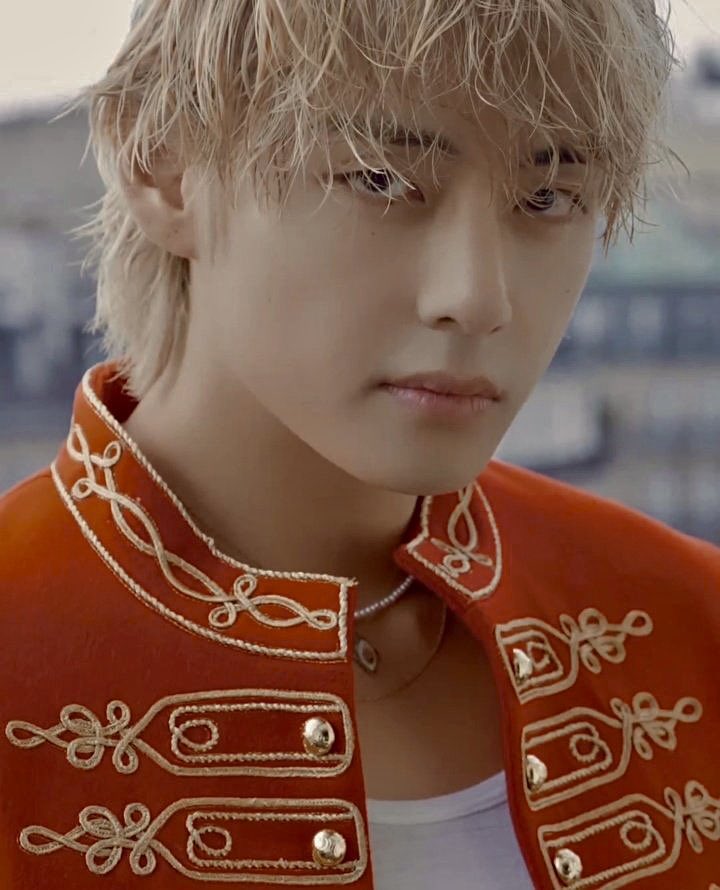 [INFO] Kmedia informa que cuando la noticia del álbum en solitario de V salió al mercado, el precio de las acciones de Hybe comenzó a aumentar. Hybe cotiza ahora a 257.000 wones, 3.000 wones (1,18 %) más que el día anterior

Kmedia agrega “Se viene uno grande”

Fuente: